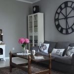 Reloj negro en una pared gris