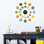 Reloj brillante en la pared de la guardería