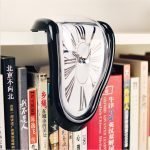 Reloj que fluye de un estante