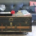 Rosa y vasos sobre la mesa