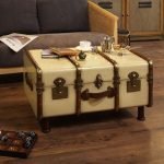 Mesa de té junto al sofá