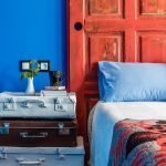 La combinación de la pared azul y la cabecera roja.