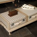 Mesa de estilo antiguo de una maleta
