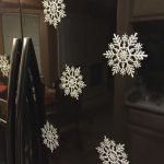 Copos de nieve en un refrigerador negro