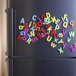 Letras magnéticas en el refrigerador