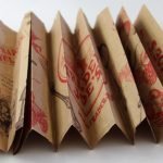 Dobla el papel con un acordeón