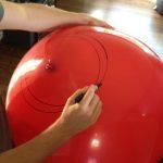 Coloque un marcador en el globo con un marcador donde habrá un orificio para fijar la bombilla.