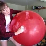 Ahora unte abundantemente la superficie de la bola con vaselina o una sustancia similar.