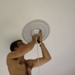 Quita un candelabro viejo y une un disco de espuma al techo