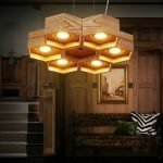 Interior de madera con imagen.