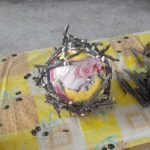 Dejamos un espacio entre las ramas, de unos 10x10 centímetros de tamaño, esta será la parte superior de la lámpara, luego insertaremos una bombilla con un cartucho