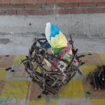 Corte la bola y extráigala suavemente a través del espacio más grande entre las ramas.