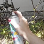 Pinte el candelabro y la cadena con pintura en aerosol