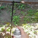 Coloreamos la cadena y la sujetamos a la araña.