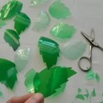 Cortar las botellas en pedazos