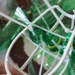 Tomamos el marco, insertamos el cuello y lo sujetamos con corbatas