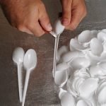 Corta las cucharas debajo de la base