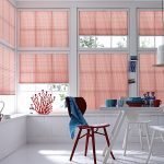 Cortinas rosas en un interior blanco.