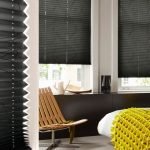 Cortinas negras en un interior blanco.