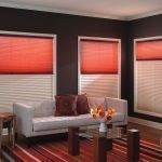 Habitación con cortinas negras.