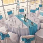 Manteles blancos y azules y fundas para sillas