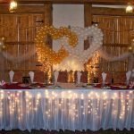 Corazones con luces en la pared