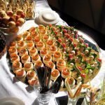 Canapés sobre la mesa