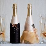 Botellas en traje y vestido