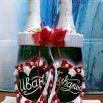 Corazones con nombres en las botellas.