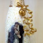 El novio besa a la novia en una botella.