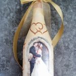 Corazones y recién casados ​​en champagne