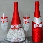 Cintas rojas y blancas en botellas