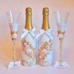 Vasos y botellas con rosas