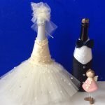 Chica al lado de la novia y el novio