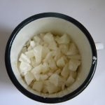 Poner parafina en un recipiente