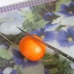 Cortar la parte superior de la mandarina.