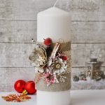 Bolas de navidad en la mesa