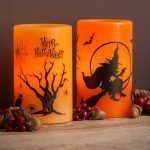 Viejo roble y bruja a la luz de las velas