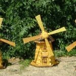 Molinos de madera clara con techos oscuros.