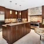Muebles de madera con estilo en la cocina.