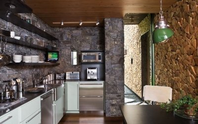 Piedra decorativa en el interior de la cocina +70 foto