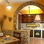 Arco entre el comedor y la cocina.