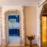 Decoración de una puerta con azulejos de piedra.