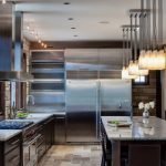 Cocina con campana junto a la ventana