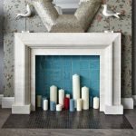Chimenea decorativa con velas.