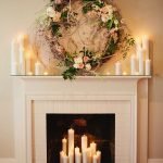 Guirnalda y velas en una chimenea decorativa