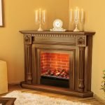 Reloj clásico con chimenea y candelabros