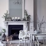 Muebles blancos en el interior.