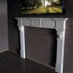 Chimenea blanca en un interior oscuro