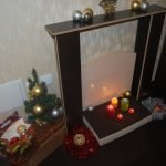 Árbol de navidad junto a la chimenea